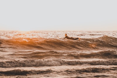 人在水上冲浪海浪
